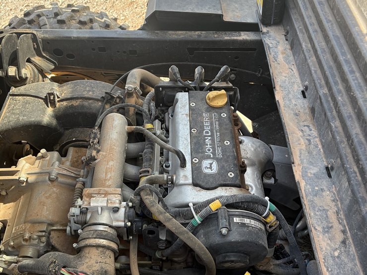 2021-john-deere-gator-image-16