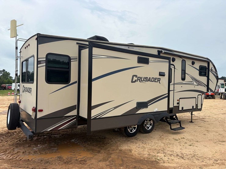 2015-forrest-river-crusader-5th-wheel-travel-trailer-image-3