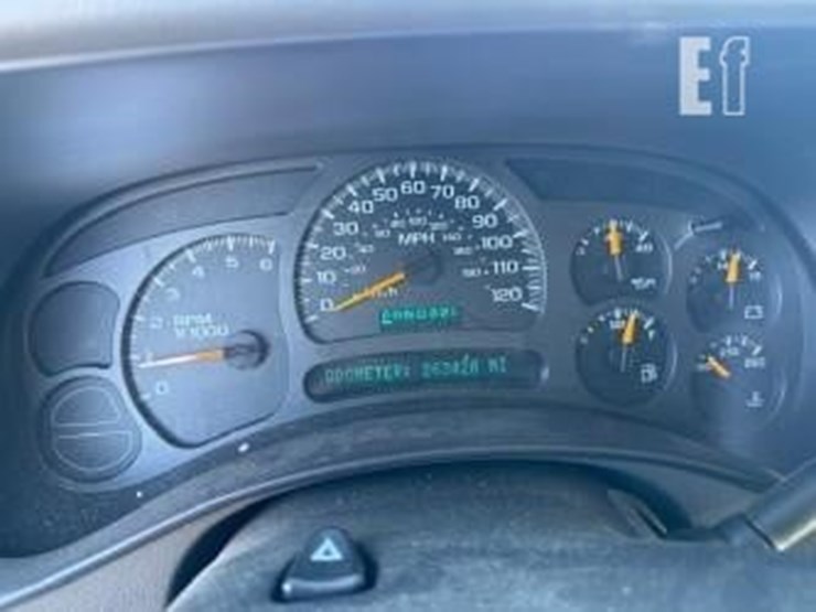2004-chevrolet-suburban-image-2