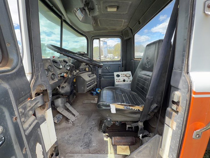 1996-mack-rd688c-cement-truck-image-57