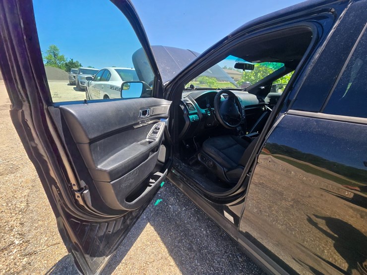 2016-ford-explorer-image-21