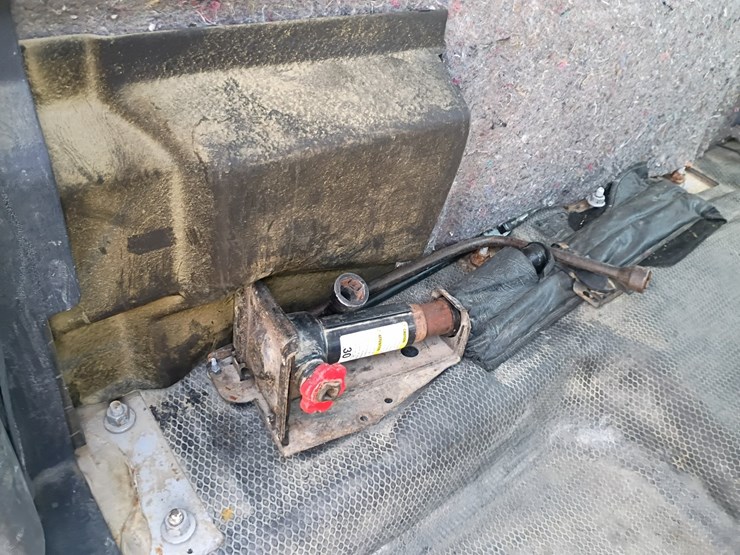 #24570-•-2001-chevrolet-silverado-pickup-truck-image-40
