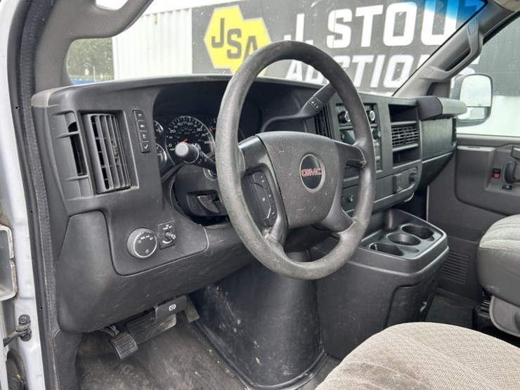 2016-gmc-savana-cargo-van-image-18