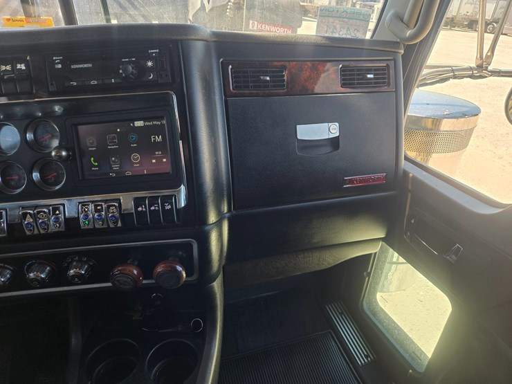 2023-kenworth-w900-image-62