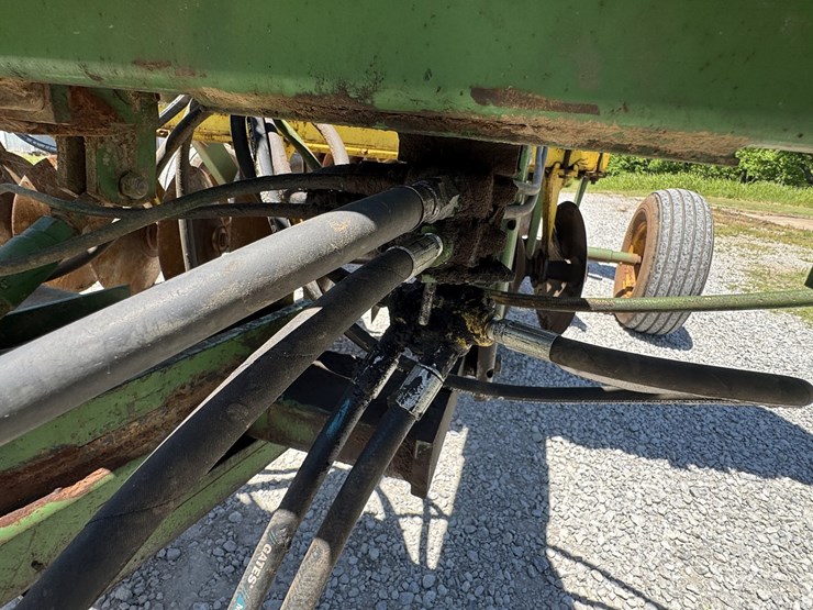 john-deere-220-image-11