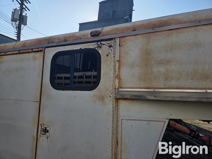 2025-assembled-t/a-livestock-trailer-image-15