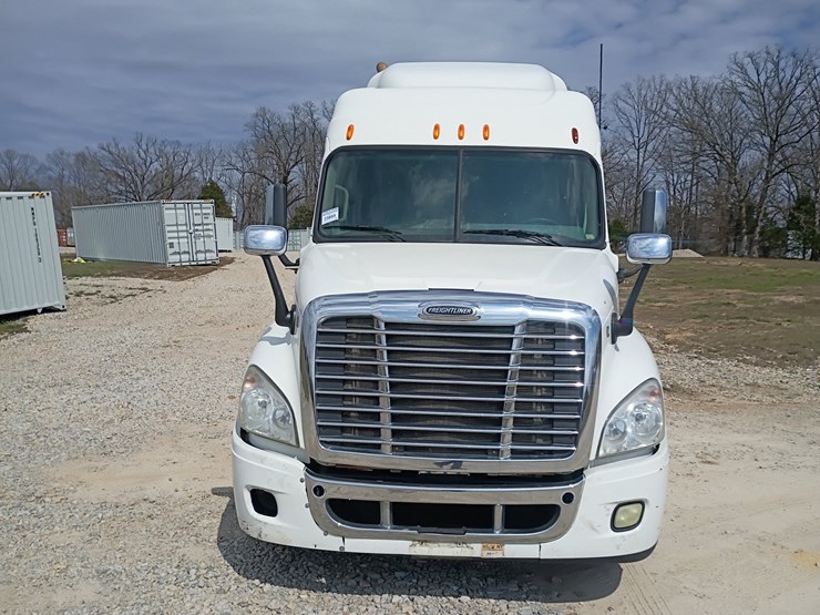 2009-freightliner-cascadia-125-image-15