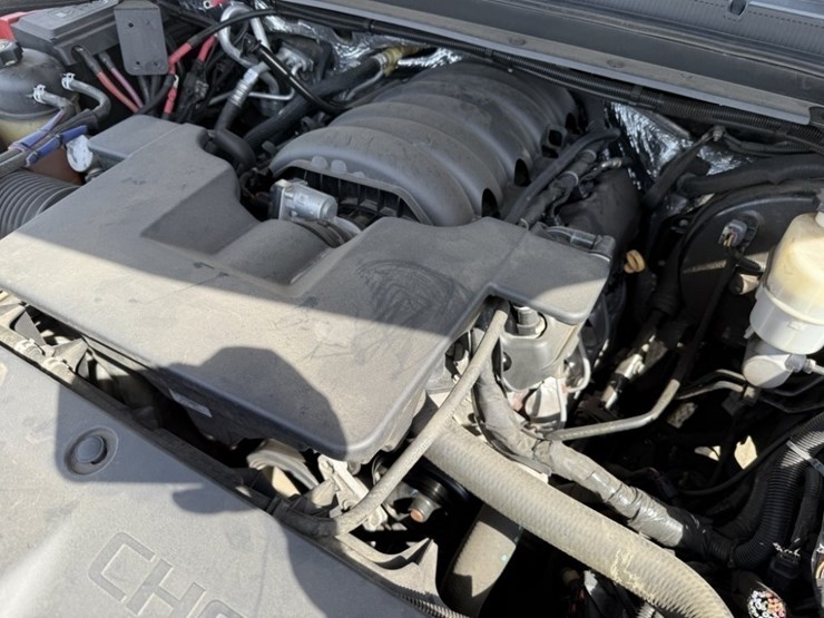 2015-chevrolet-suburban-image-11