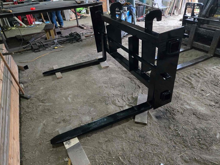 m&j-volvo-mount-pallet-forks-image-2
