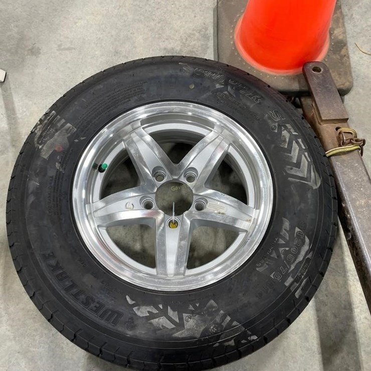 ST205/75 R14 Tire w/rim