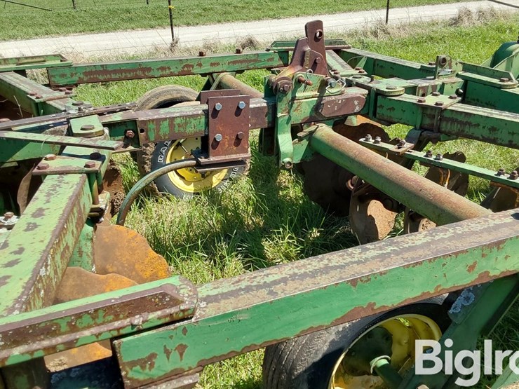 john-deere-12-image-16
