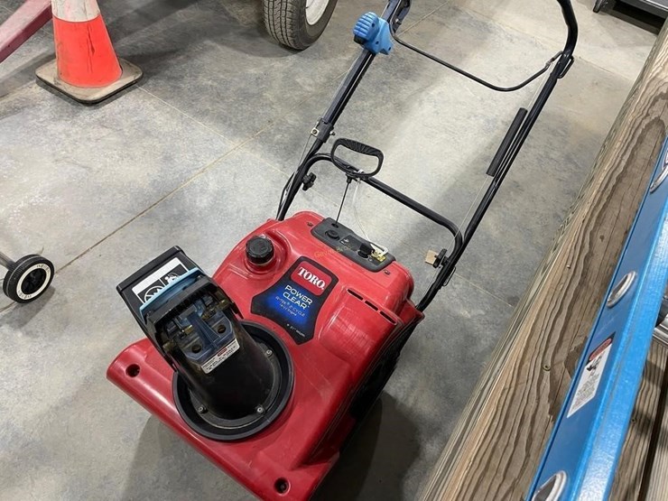 toro-power-clear-snowblower-image-4