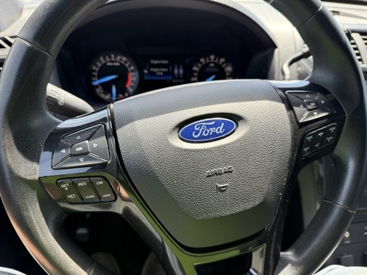 2017-ford-explorer-image-32