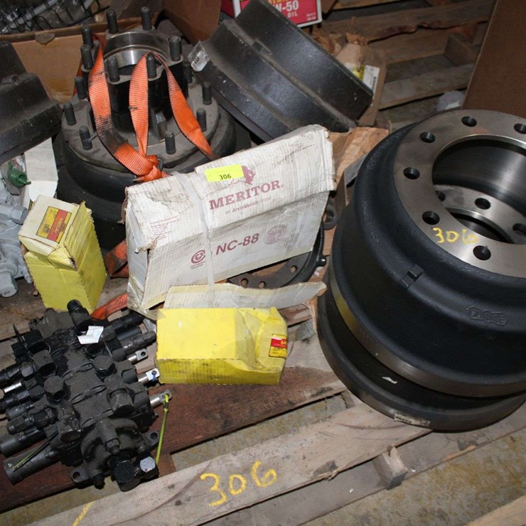 PALLET OF VARIOUS AUTOMOTIVE PARTS
