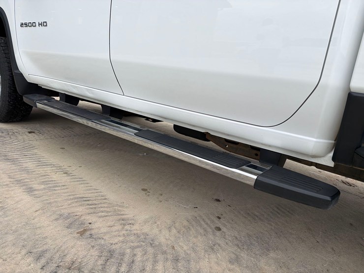 2021-chevrolet-2500hd-image-10