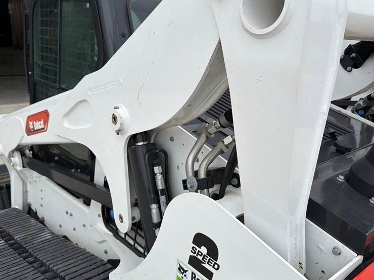 2023-bobcat-t770-image-32