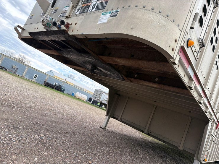 2008-wilson-livestock-trailer-image-21