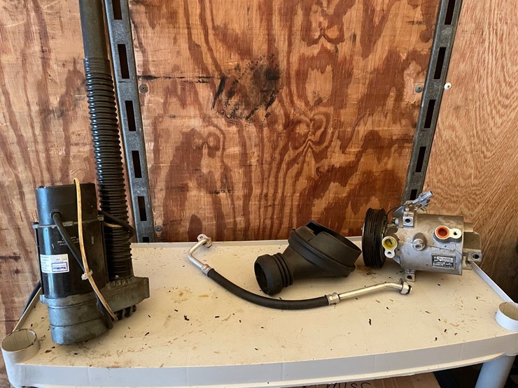 #7089-•-dolly,-shelves-and-contents-image-4
