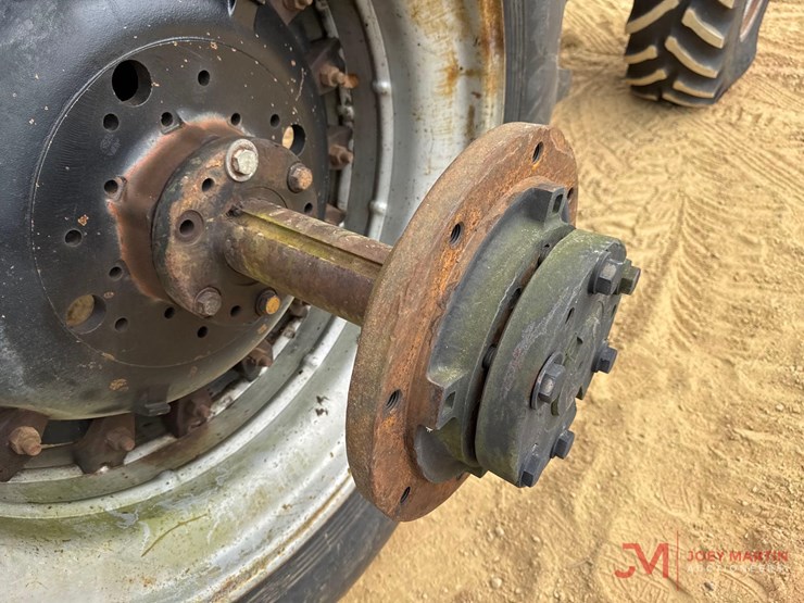 case-7140-ag-tractor-image-13