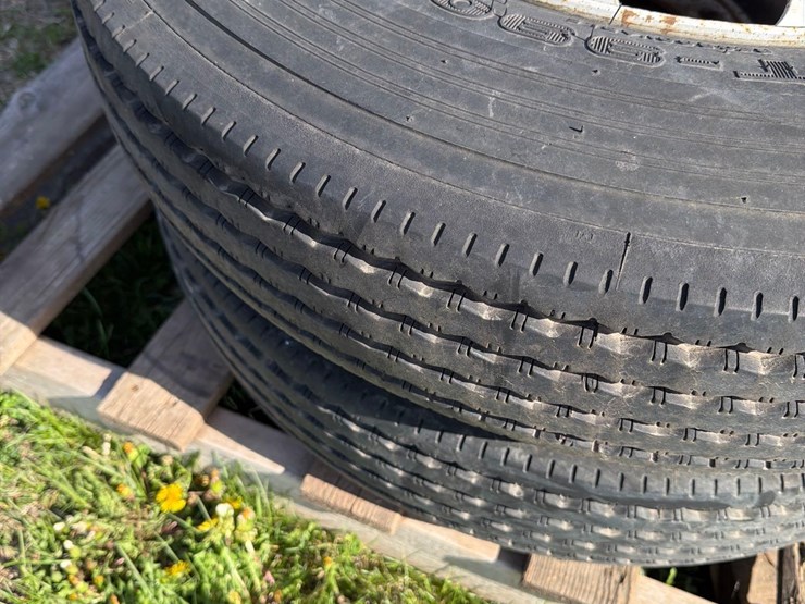 2-8r19.5-tires-image-4