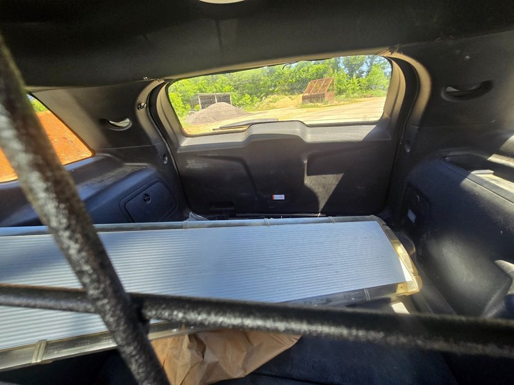 2016-ford-explorer-image-47