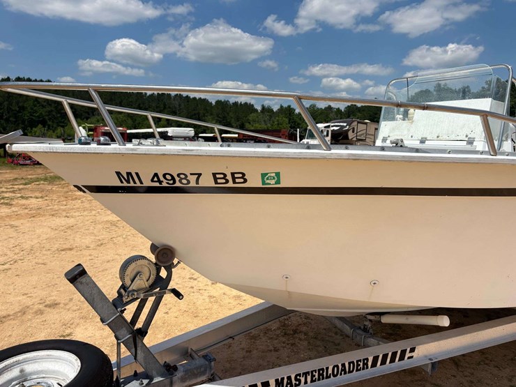 18'-cape-horn-center-console-fiberglass-bay-boat-image-17