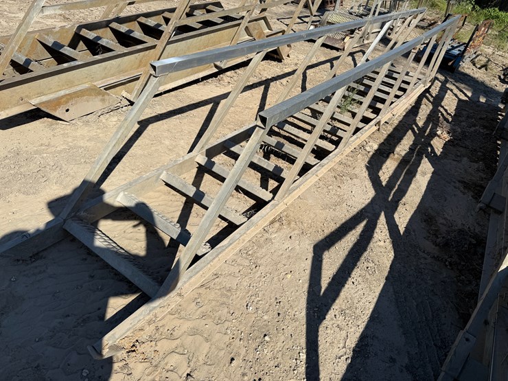 24’-extendable-aluminum-rig-ladder-image-2