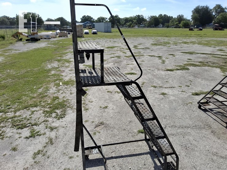 metal-stairway-w/wheels-image-3