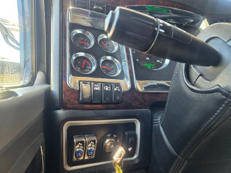 2023-kenworth-w900-image-70