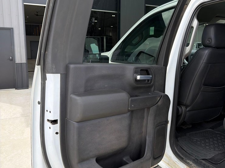 2021-chevrolet-2500hd-image-28