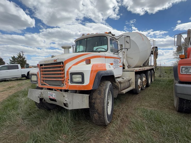 2001-mack-rd690s-image-1