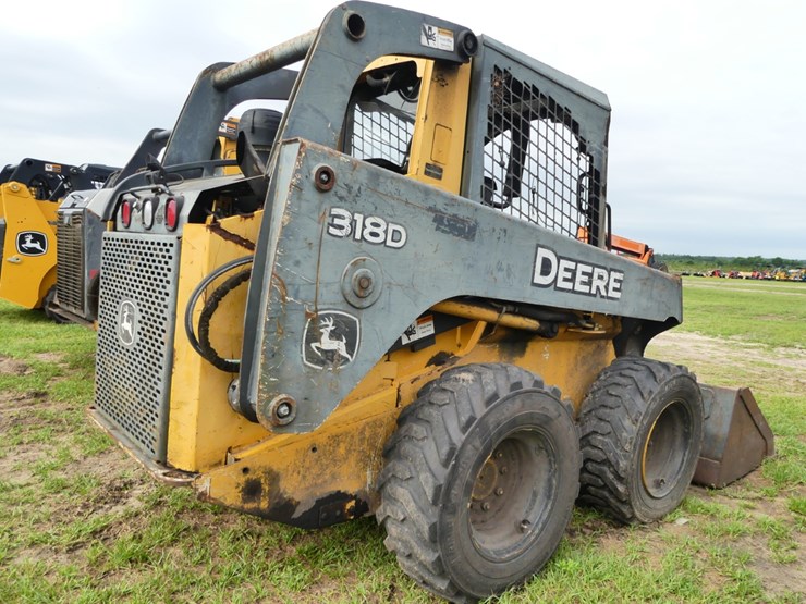 2011-deere-318d-image-3