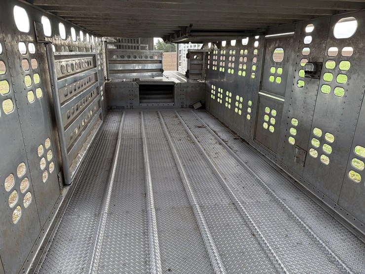 2008-wilson-livestock-trailer-image-73