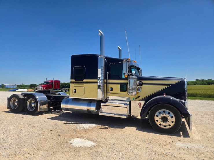 2023-kenworth-w900-image-26
