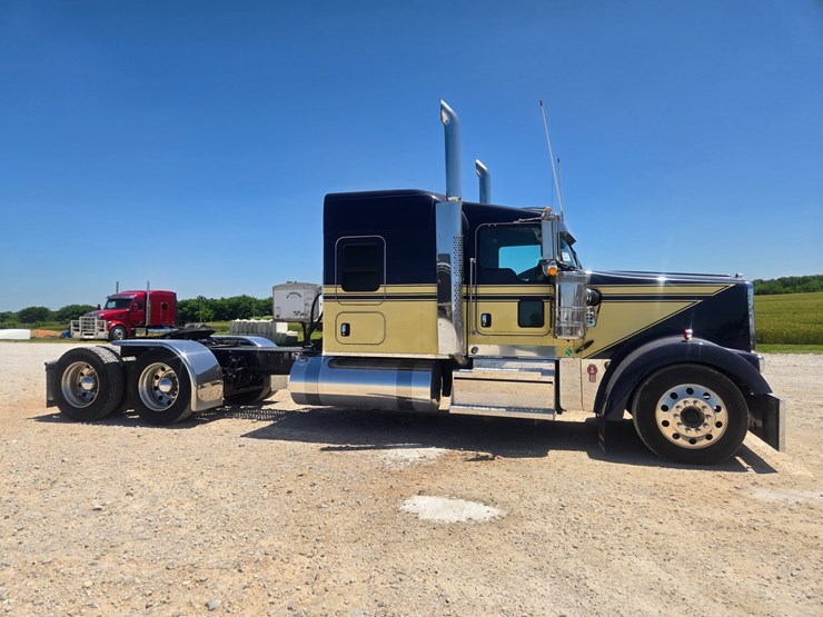 2023-kenworth-w900-image-25
