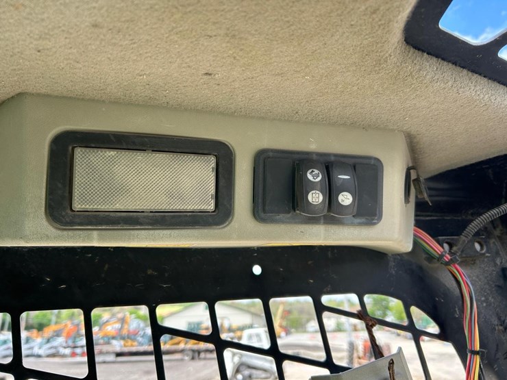 2015-caterpillar-299d-image-25