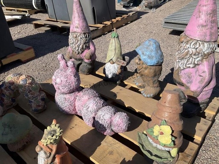 pallet-of-asst-concrete-statues-image-4