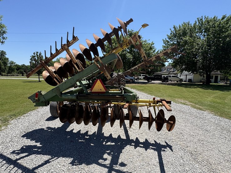 john-deere-220-image-4