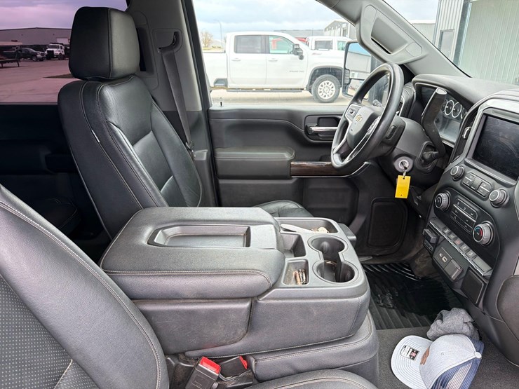 2021-chevrolet-2500hd-image-43