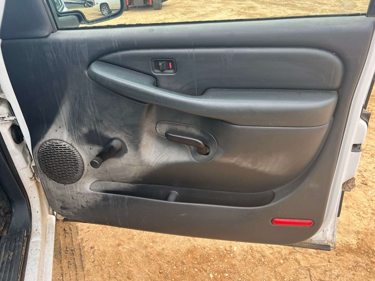 2001-chevrolet-silverado-1500-image-16