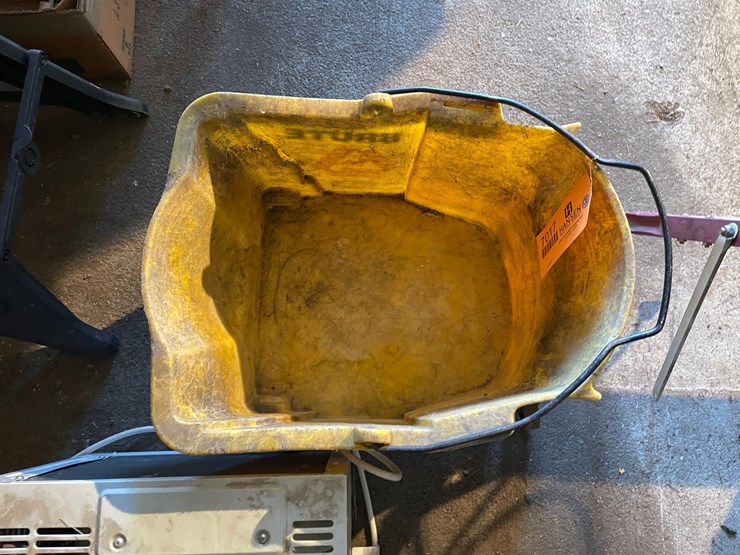 #7017-•-mop-bucket-and-air-conditioner-image-3