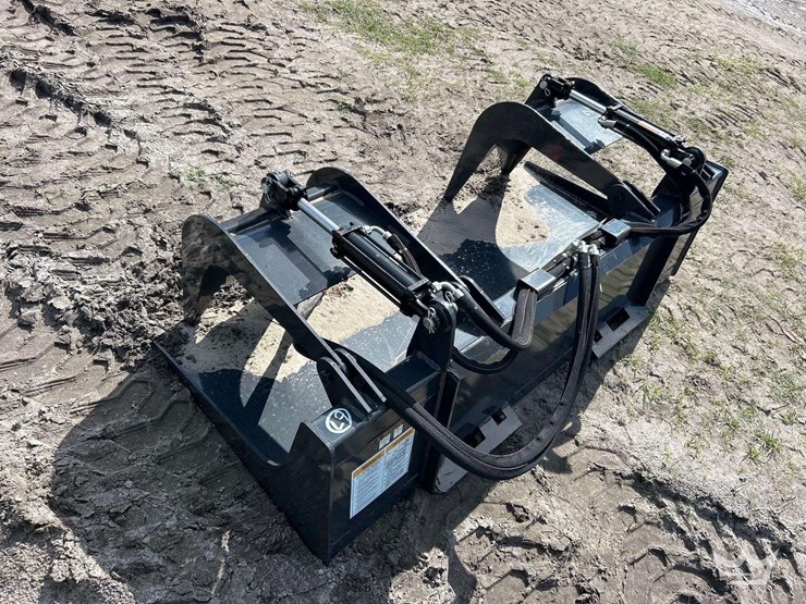 2025-wolverine-gb-11-72w-72in-dual-cylinder-hydraulic-grapple-bucket-skid-steer-attachment-image-1