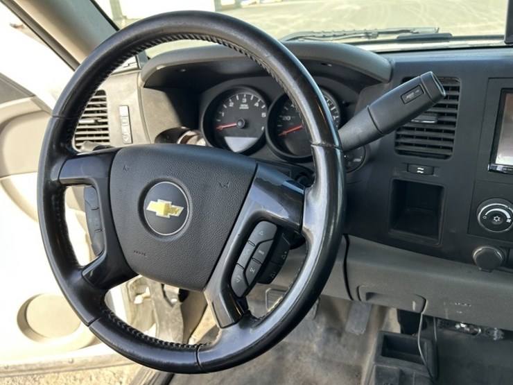 2013-chevrolet-silverado-1500-image-19