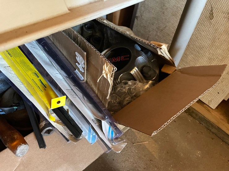 #7024-•-shelf,-cabinet-and-contents-image-10