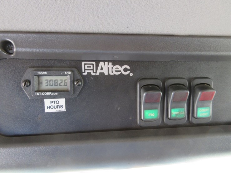 2016-freightliner-114sd-image-12