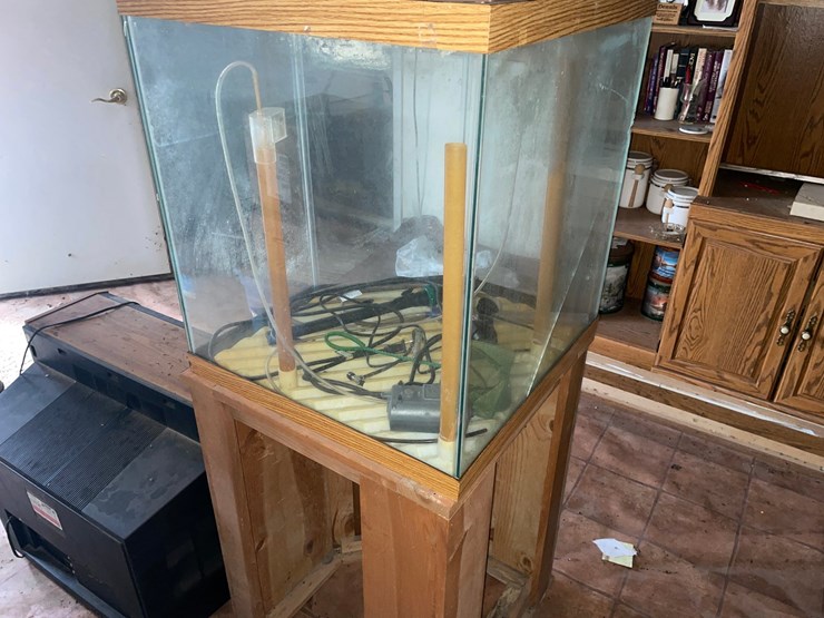 #7059-•-fish-tank-with-stand-and-tv-image-6