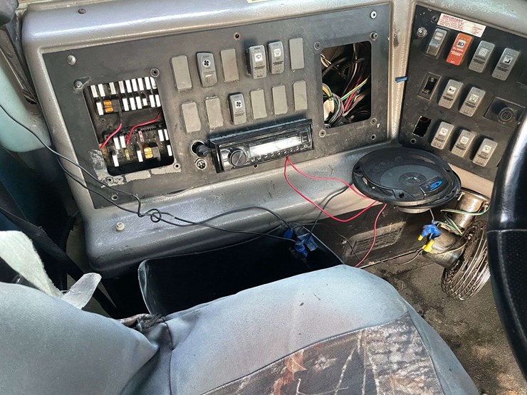 2004-freightliner-fs65-image-13