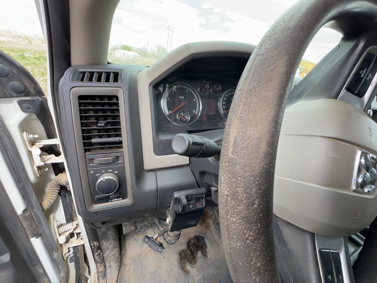 2011-dodge-3500-image-13