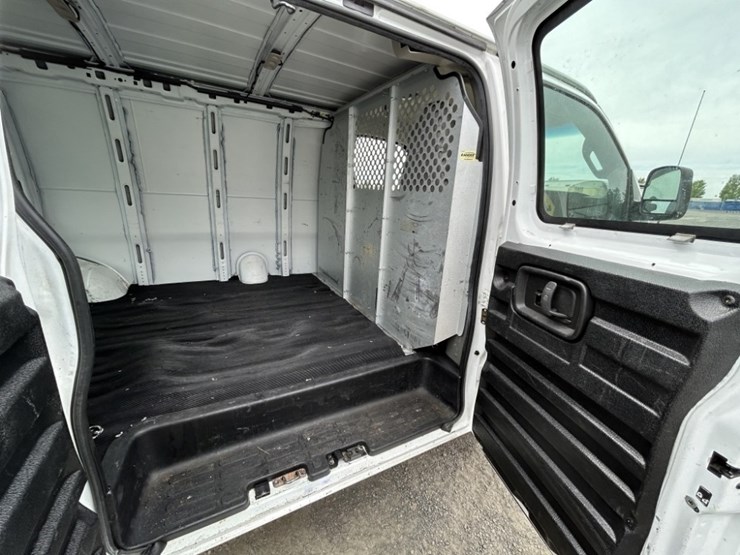 2016-gmc-savana-cargo-van-image-24