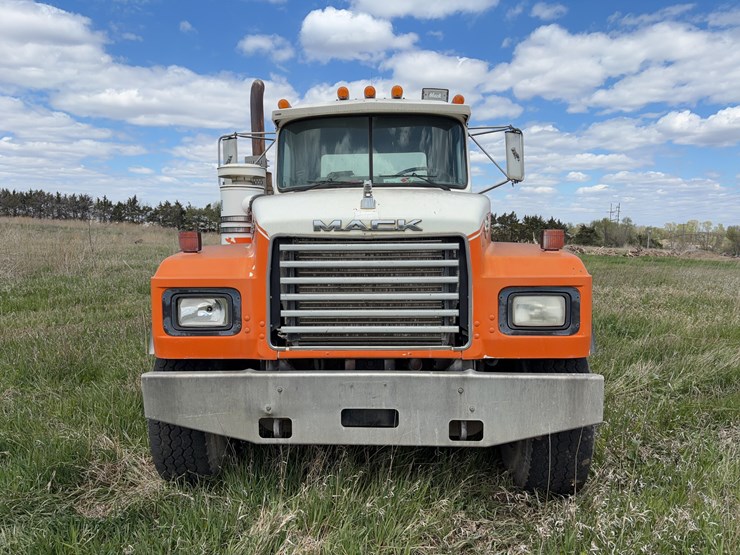 1996-mack-rd688c-cement-truck-image-2